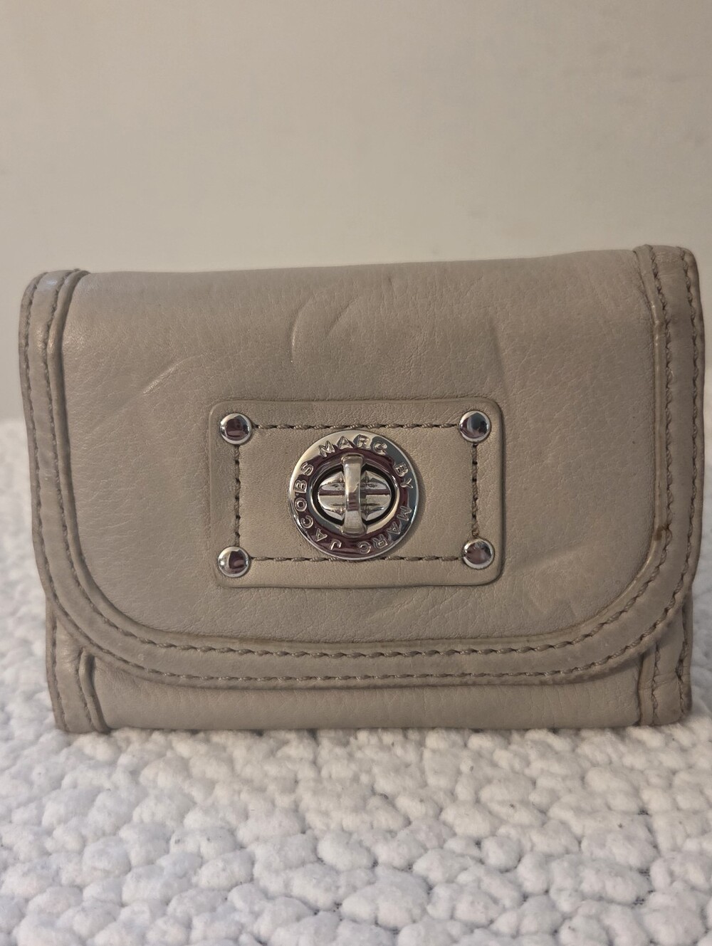 MARC Marc Jacobs Tri Fold Taupe Pebbled Leather Wallet Twist Lock W/ Coin Pouch